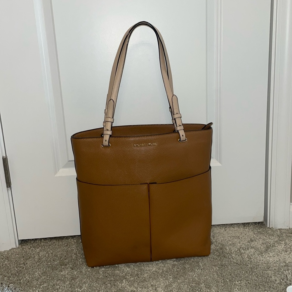 Michael Kors
BEDFORD LARGE NORTH SOUTH LEATHER TOTE
$294.00